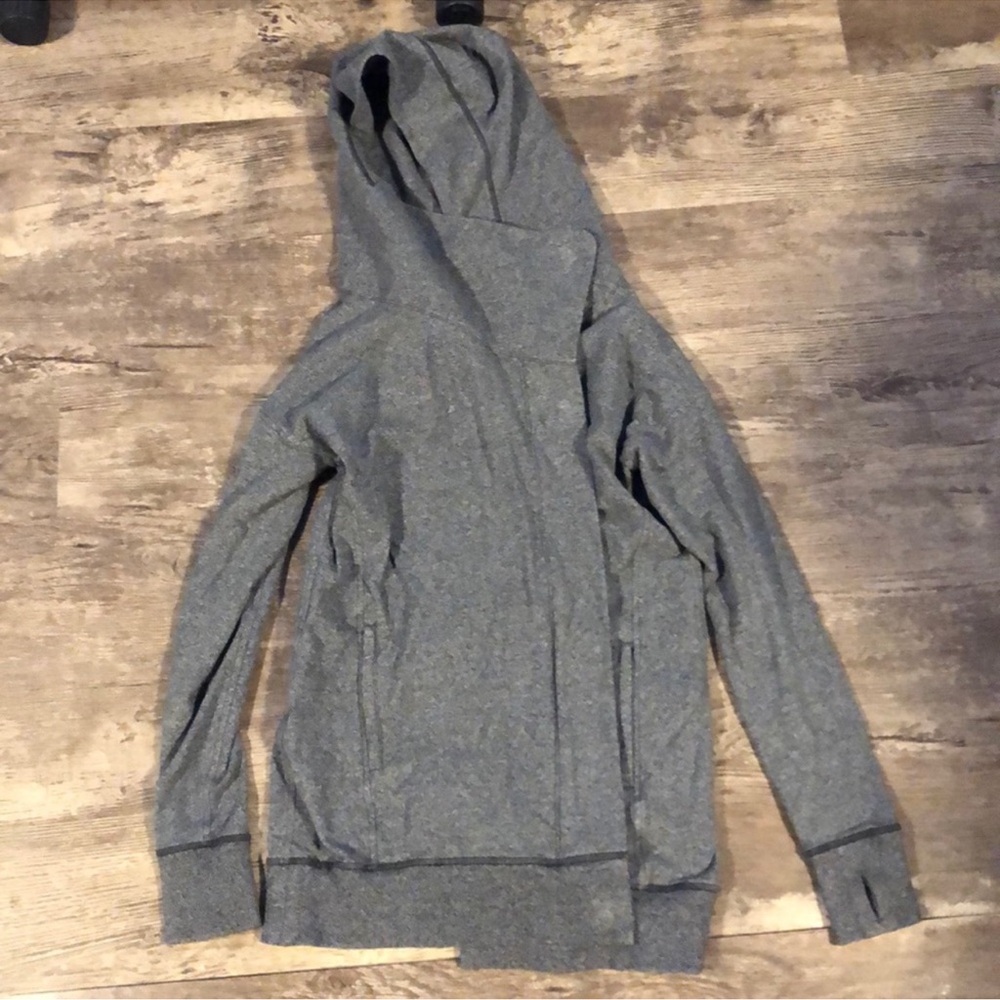 Women’s lululemon Hooded Jacket w/magnetic closures.